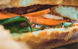 40 người nhập viện nghi do ngộ độc sau khi ăn bánh mì ở TP.HCM