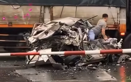 Ninh Bình: Tai nạn hy hữu, xe con bị "vò nát" tài xế vẫn bình an chui ra từ bên trong