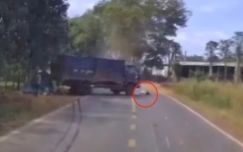 Điều bất thường từ camera vụ xe tải đâm người đi bộ, dừng 3 giây rồi cán qua người nạn nhân