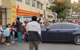 Vụ hiệu trưởng đỗ Lexus chắn cổng trường ở Quảng Ninh: Lãnh đạo phường Hạ Long nói gì?