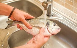 Đừng chỉ rửa cá với nước chanh, loại nước này là "kẻ thù" của mùi tanh: Ngâm 5 phút khử sạch mùi, lại giúp thịt cá mềm tan, thơm ngọt