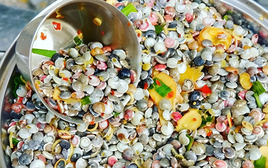 Nhìn sặc sỡ như "đồ hàng" nhưng đây lại là món ngon đặc biệt, nhiều người săn lùng: Vị bùi béo đặc trưng, giá thành cực rẻ