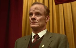 Xem phim Sex Education, ông bố cộc cằn như tôi không cầm được nước mắt: Một câu thoại đã cứu cả gia đình tôi!