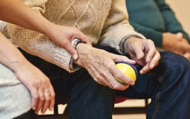 Người đàn ông có tiền, sống trong viện dưỡng lão cao cấp nhưng vì 1 câu nói mà cảm thấy "khốn khổ": Hóa ra người già chỉ thực sự vui vẻ khi được thế này