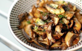 Ăn rau còn bổ xương khớp hơn uống collagen? Chuyên gia chỉ ra 3 nhóm thực phẩm phải có nếu muốn giảm viêm, bảo vệ đầu gối