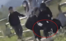 Nữ sinh lớp 10 bị đánh hội đồng giữa tiếng reo hò: Nhóm đánh bạn học lớp 8, hé lộ nguồn cơn