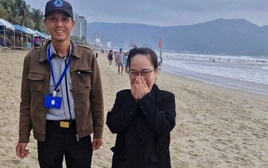 Nhân viên bãi biển Đà Nẵng dùng máy dò kim loại, tìm ra nhẫn vàng cho khách