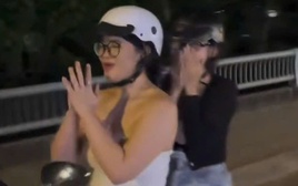 Vì sao tịch thu xe máy của cô gái trẻ có hành vi "chắp tay lạy" khi lái xe ở TPHCM?