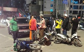 Ô tô con tông liên hoàn nhiều xe máy đang dừng đèn đỏ