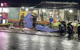 Người đàn ông đang đứng ở sạp bán trái cây thì bị đâm tử vong