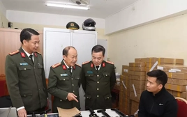 Đường dây mua bán, tàng trữ vũ khí quân dụng núp bóng ‘dụng cụ thông bồn cầu’