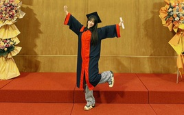 Nữ ca sĩ vừa nhận bằng đại học ở tuổi 41: Bỏ bạn trai nhạc sĩ, một mình ra nước ngoài sinh con