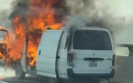 Ô tô cháy dữ dội trên cao tốc Hà Nội - Hải Phòng