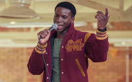 Xem phim Sex Education, tôi nhận ra: Có những tiếng quát theo con người ta cả đời