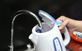 Đun nước bằng bình siêu tốc nên cho nước hay cắm bình trước? Trình tự đơn giản nhưng nhiều người vẫn sai