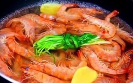 "Kẻ thù truyền kiếp" của mùi tanh: Thêm vào khi luộc tôm, tức khắc lên màu đỏ au ngon gấp bội