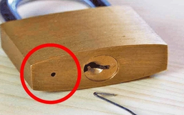 90% người dùng không biết công dụng của chiếc lỗ nhỏ trên ổ khoá