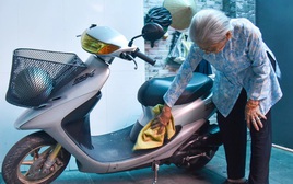 Nữ NSƯT U100 chạy xe máy bị ô tô kéo lê ngã ra đường