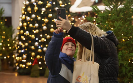 Cả thế giới xuống phố đón Giáng sinh: Khoảnh khắc ấm áp lan tỏa toàn cầu