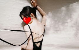 Sao nữ gen Z lộ vết bầm bất thường trên ngực và cánh tay