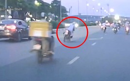 Dừng xe cứu cô gái gục bên đường, khoảnh khắc khiến cuộc đời người đàn ông thay đổi