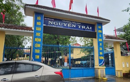 Nhiều học sinh lớp 2 bị nôn ói khi ăn bữa trưa tại trường