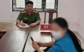 Người phụ nữ đến ngân hàng yêu cầu chuyển khoản 50 triệu đồng vào STK 7228082000 tại BIDV, nhưng nhân viên lại báo công an