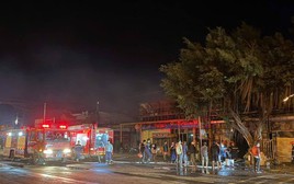 NÓNG: Cháy nhà giữa đêm khuya, 4 người trong gia đình tử vong