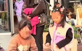 Chỉ vài giây va chạm giữa hai đứa trẻ, cách phản ứng của người mẹ khiến dân mạng lắc đầu: "Như này sao dạy được con?"