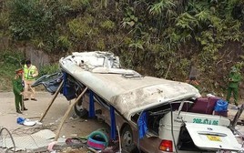 Thông tin mới vụ lật xe khách chở đoàn thiện nguyện, 18 người thương vong