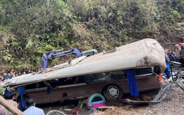 Vụ lật xe chở đoàn giáo viên đi từ thiện khiến 9 người tử vong: Hầu hết nạn nhân sống tại Hà Nội