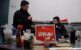 Trước giờ bố đi làm xa, camera trong phòng khách ghi lại cảnh tượng khiến nhiều người chảy nước mắt