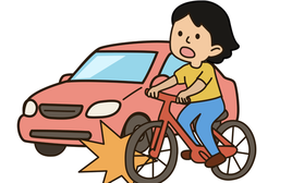 Chạy xe đạp điện tông ô tô đang đậu, bé trai 6 tuổi vỡ ruột