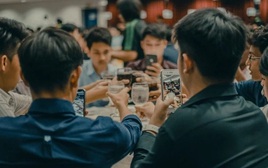 Đi họp lớp đến muộn nên bị ngồi phía ngoài cùng, nhờ thế tôi tránh được trò khoe mẽ hơn thua, ra về còn lãi cả mớ tiền