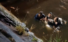 Khoảnh khắc sinh tử của 3 mạng người dưới kênh nước ở Bắc Gianh