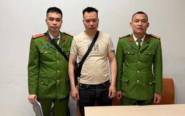 Vừa xuống sân bay Nội Bài, Lê Văn Hùng ra đầu thú