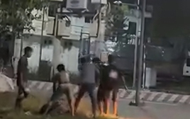 Nam thanh niên ôm đầu liên tục nói "em xin lỗi" trước vòng vây của nhiều đối tượng