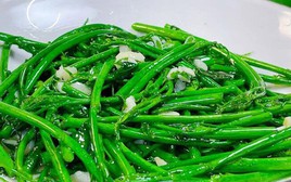 Loại rau xưa nay chỉ tuốt lá nấu canh, nhưng làm theo cách này lại cực ngon, giòn vô cùng và ai ăn cũng bất ngờ