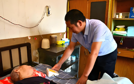 Bỏ nhà đi 12 năm, ngày tôi muốn về chăm bố già thì ông tuyên bố bán nhà, đem tiền đi làm từ thiện vì sợ con trai chờ mình chết