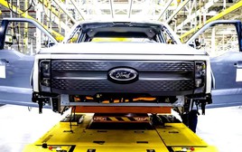 Sốc: Hãng xe lớn nhất nước Mỹ thừa nhận đi sau Trung Quốc 10 năm, buộc phải hợp tác nếu không muốn khoảng cách ngày càng lớn.