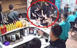 Một thanh niên bị nhóm người dùng dao tấn công ở hàng ăn uống trong bến xe Giáp Bát