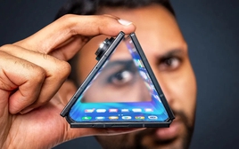 Nói thật là, gọi Galaxy Z Trifold là “máy tính bảng gập 3” hợp lý hơn “điện thoại gập 3” nhiều