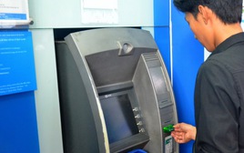Cách hacker khiến ATM tự động "phun" tiền xối xả như trúng số