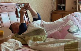 Chỉ nhìn 3 thứ trong phòng, cụ ông thuê giúp việc lương 50 triệu/tháng tin chắc mình "thắng đời"