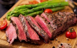 Vì sao có thể ăn tái thịt bò, nhưng thịt gà, thịt lợn thì không?