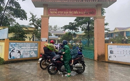 Vụ 40 học sinh nghi ngộ độc: Hơn 50 phụ huynh tiếp tục đến trường đón con về giữa chừng vì sự xuất hiện của 1 người phụ nữ