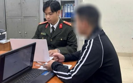 Đúng 23h50, công an Hà Nội ập vào một khách sạn tại phường Bồ Đề