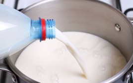 Nhận tin mật rồi đột kích một ngôi nhà, công an triệt phá đường dây sản xuất sữa giả từ hóa chất tại Ấn Độ, tịch thu hơn 200 lít dung dịch chuẩn bị đưa ra thị trường