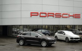 Hàng trăm siêu xe Porsche tại Nga biến thành Gạch có bánh, chủ xe hoảng loạn không biết tại sao