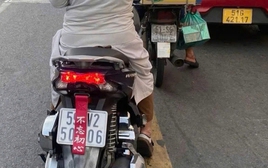 Dán "bùa" che biển số xe, 2 phụ nữ ở TPHCM bị mời đến trụ sở công an